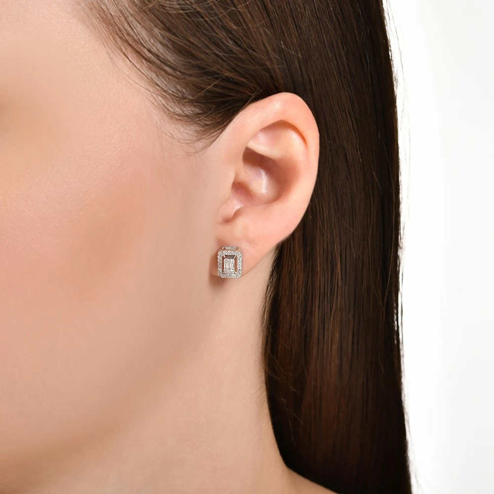 0,23 Karat Pırlantalı Baget Küpe